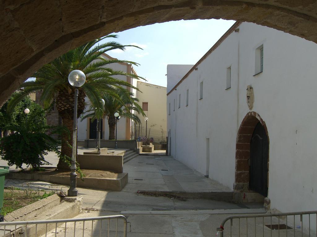B&B Domus Oriens - Monolocale Indipendente In Villa Portoscuso Exterior foto